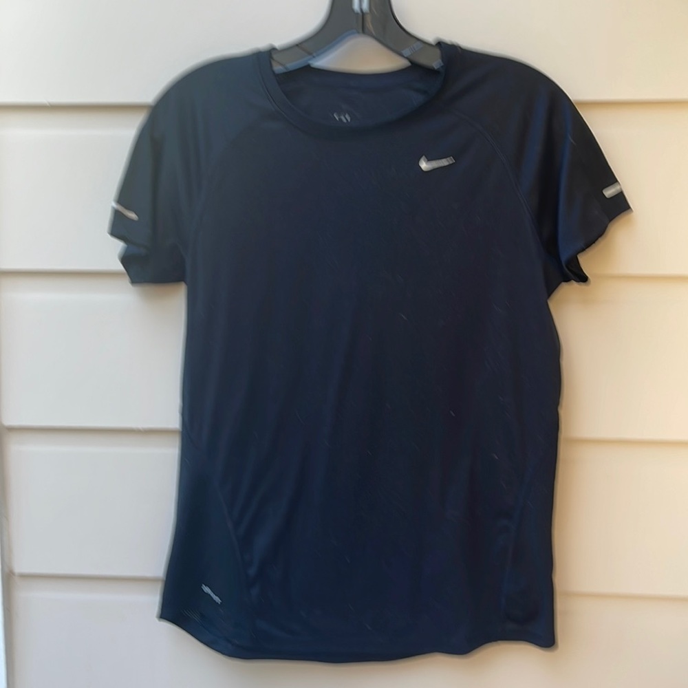 USED Nike Women’s knit top, raglan sleeves, dri-fit.